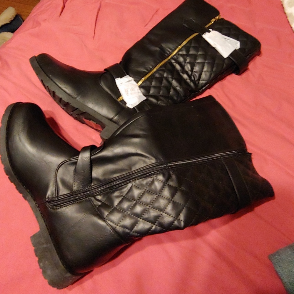 Karyn's collection quilted riding boot. Size 10